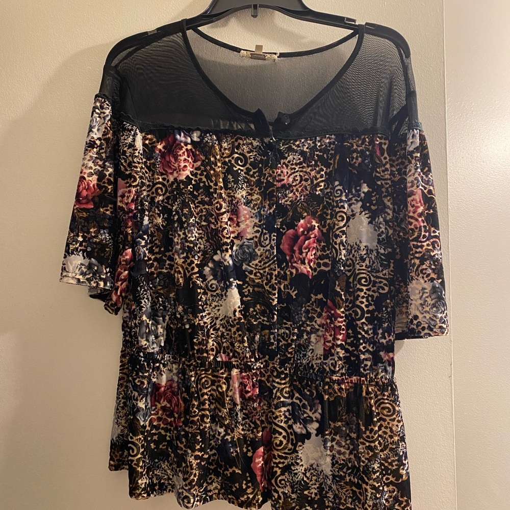 Cute black floral top from Buckle